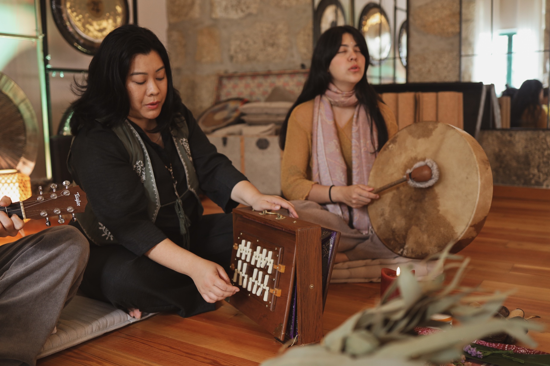 Música en círculo de kirtan