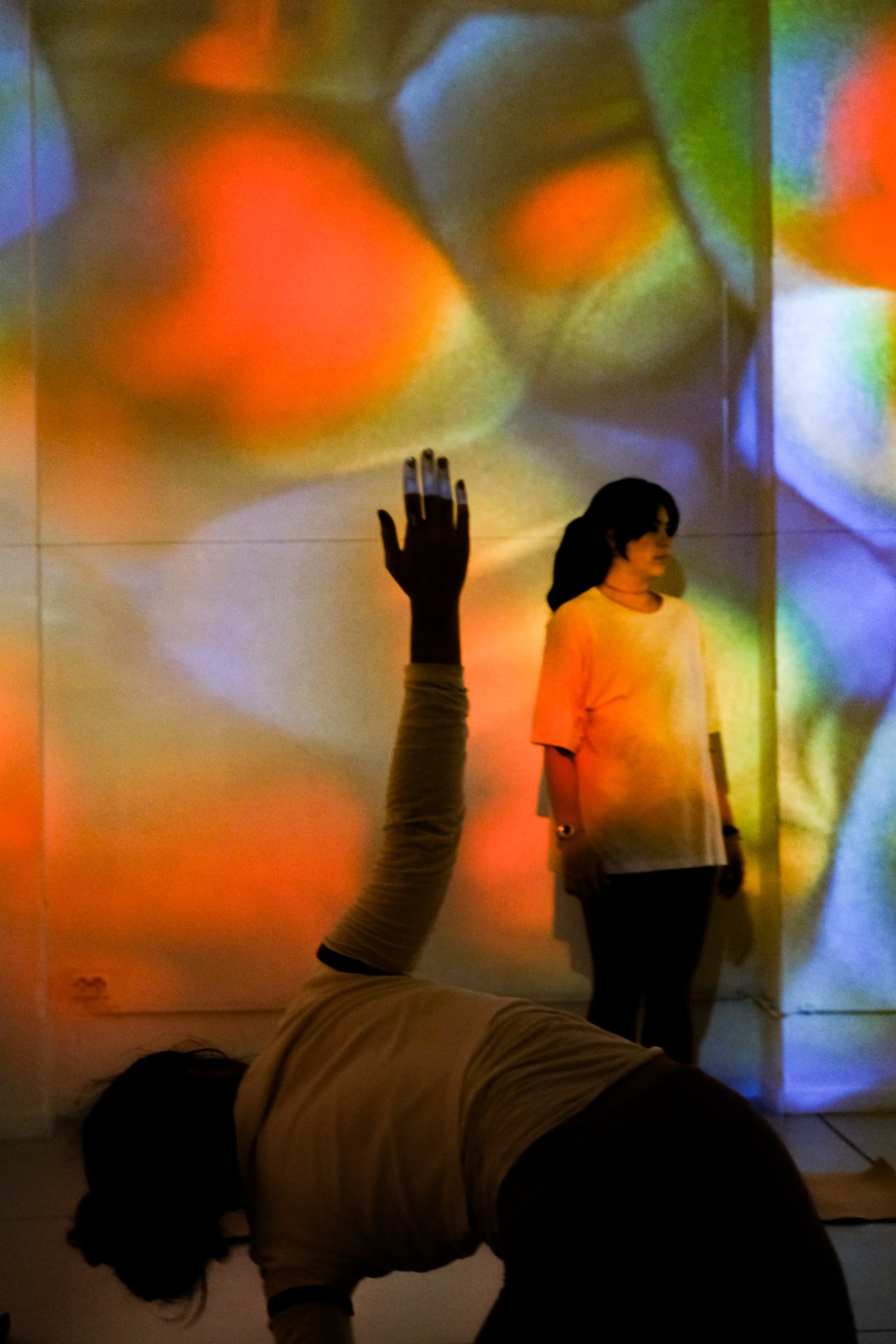Movimiento entre luces proyectadas