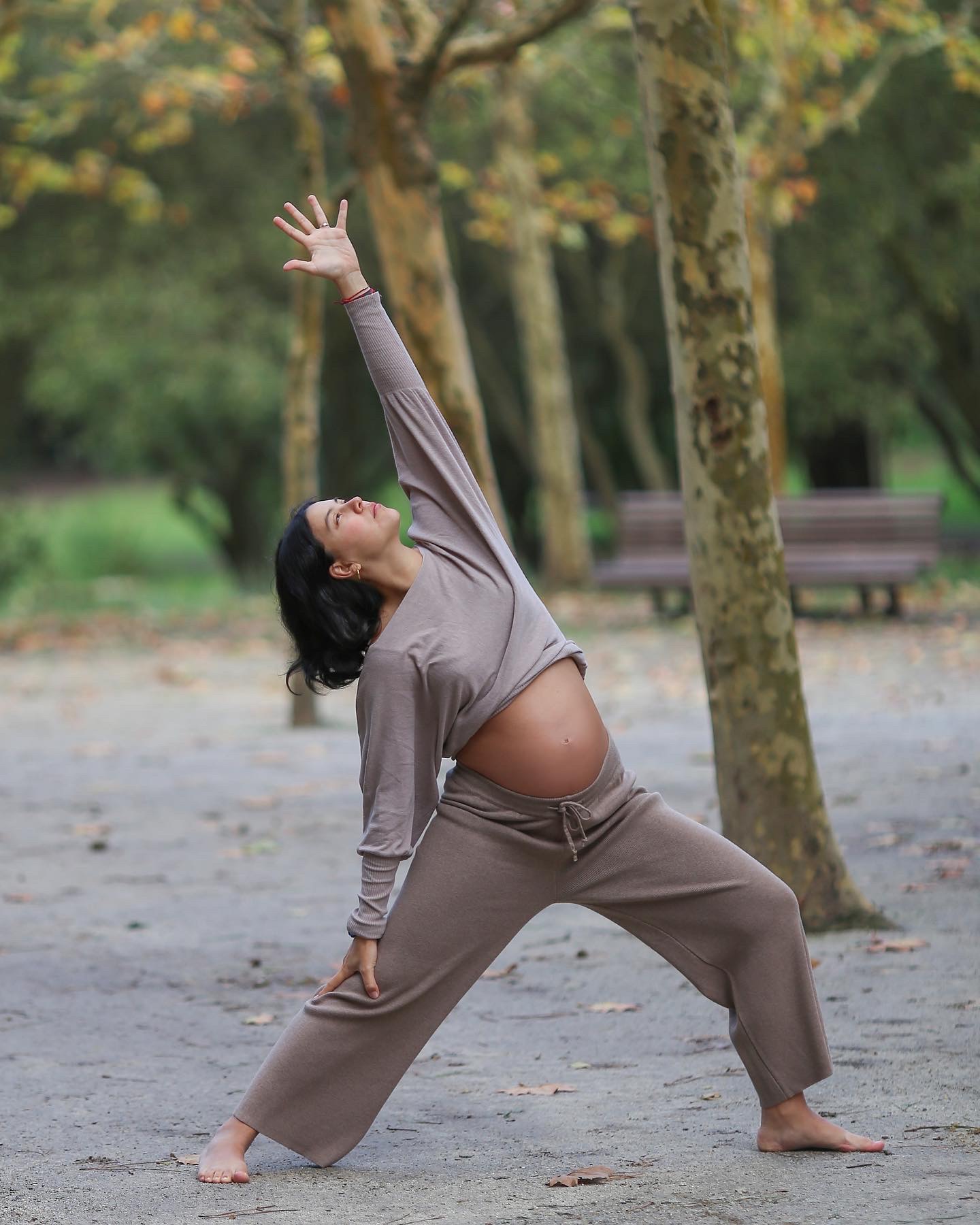 Práctica de yoga en el bosque